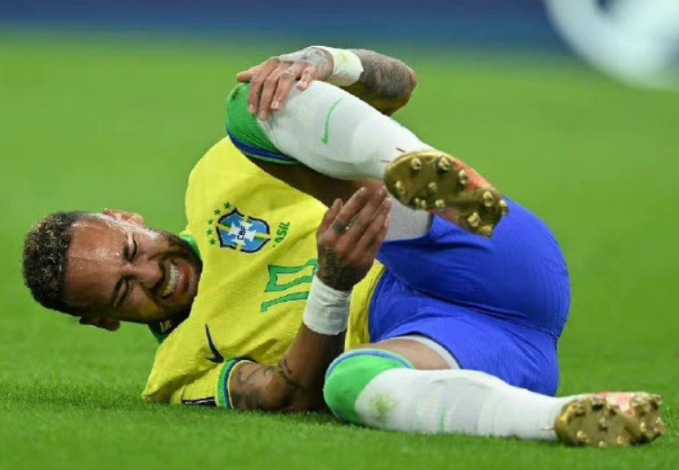 爱游戏体育- 内马尔重返赛场，锐不可当首场状态出色，尤文图斯观众沸腾！赛场气氛高涨